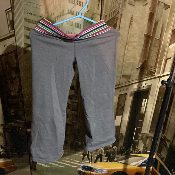 EUC woman’s size 2 reversible Ivivva by Lululemon capris - Picture 1 of 7